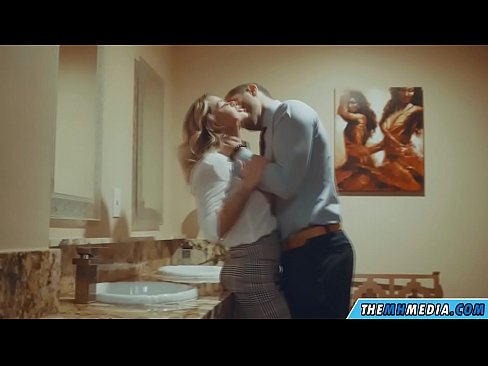 ❤️ Όταν μια πλούσια ξανθιά σε αποπλανεί σε μια δημόσια τουαλέτα ☑ Ανώμαλο πορνό ❌